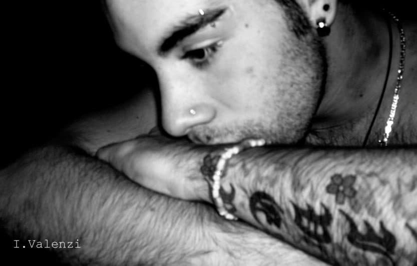 Uomo tatuaggi braccio bianco nero